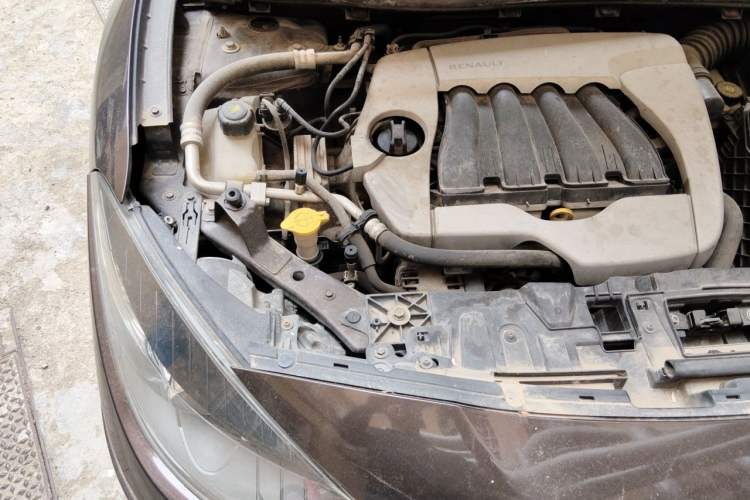 Used Renault Fluence 2013 2.0L Comfort Edition Engine Bay Right