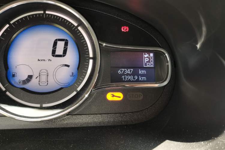 Used Renault Fluence 2013 2.0L Fashion Edition Odometer Close Up