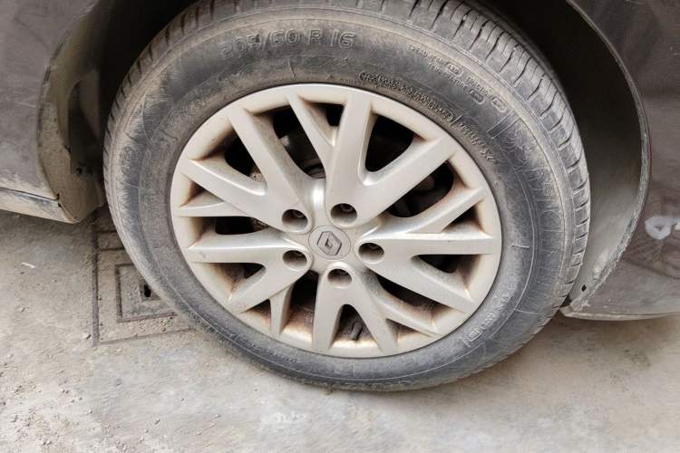 Used Renault Fluence 2013 2.0L Comfort Edition Right Front Wheel Hub