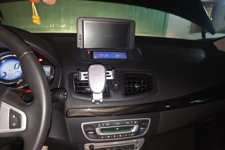 Used Renault Fluence 2013 2.0L Fashion Edition Audio And AC Panel