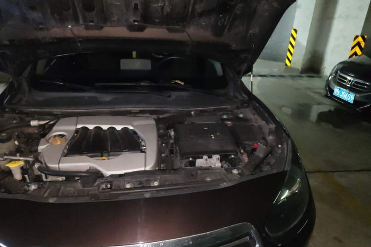 Used Renault Fluence 2013 2.0L Fashion Edition Engine Bay Left