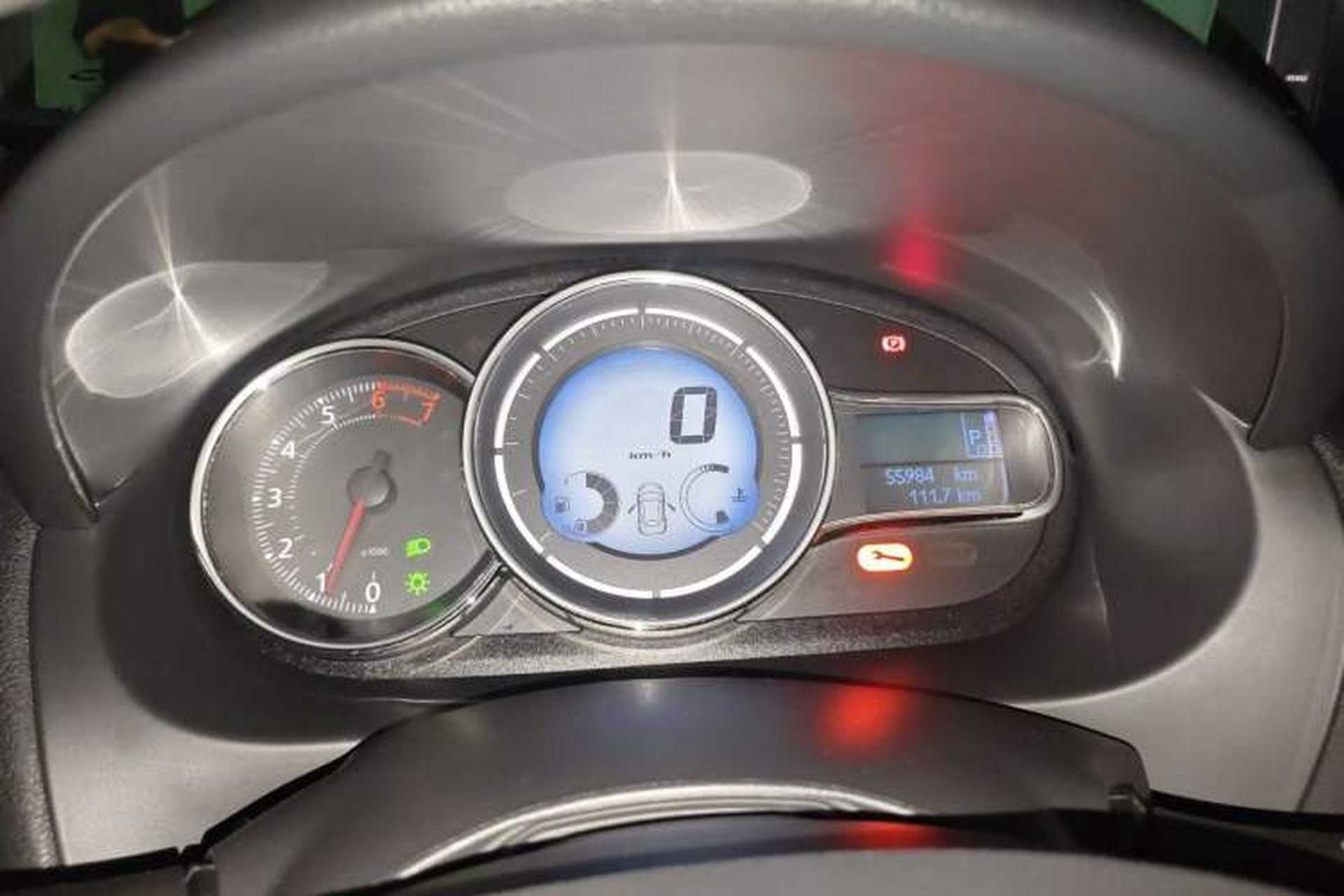Used Renault Fluence 2013 2.0L Fashion Edition Odometer Close Up