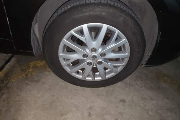 Used Renault Fluence 2013 2.0L Fashion Edition Right Front Wheel Hub