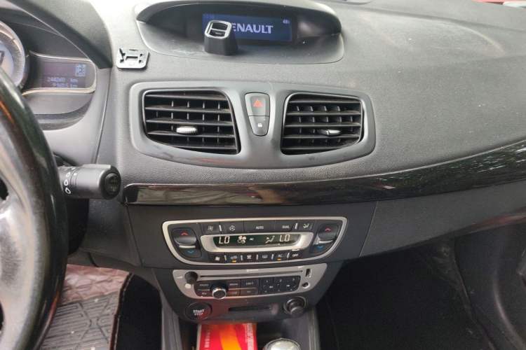Used Renault Fluence 2013 2.0L Comfort Edition Audio And AC Panel