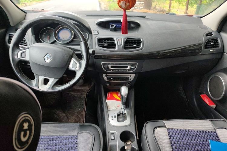 Used Renault Fluence 2013 2.0L Comfort Edition Center Console