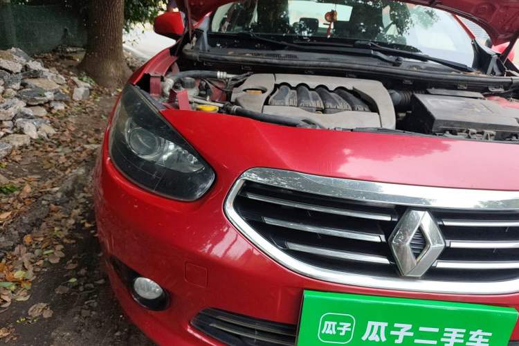 Used Renault Fluence 2013 2.0L Comfort Edition Engine Bay Right