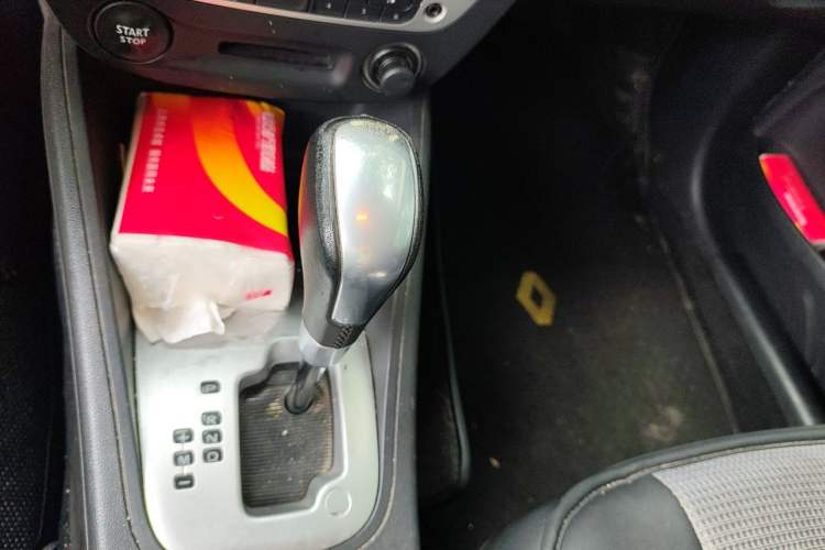 Used Renault Fluence 2013 2.0L Comfort Edition Gear Lever