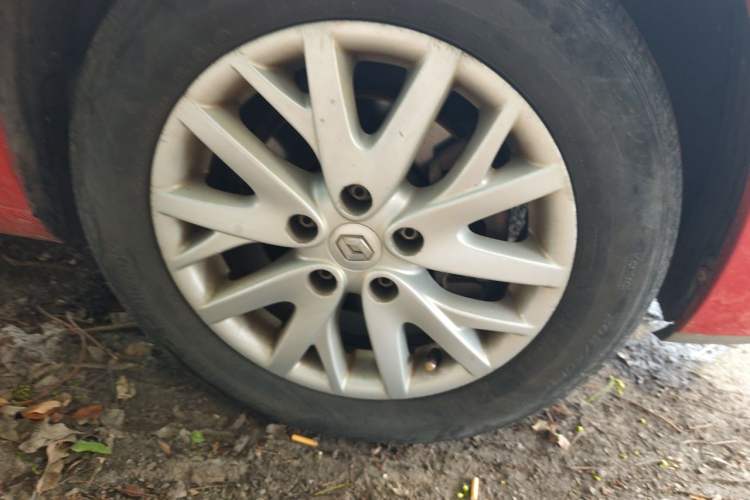 Used Renault Fluence 2013 2.0L Comfort Edition Right Front Wheel Hub