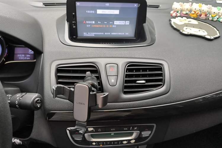 Used Renault Fluence 2013 2.0L Fashion Edition Audio And AC Panel