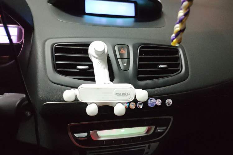 Used Renault Fluence 2013 2.0L Fashion Edition Audio And AC Panel