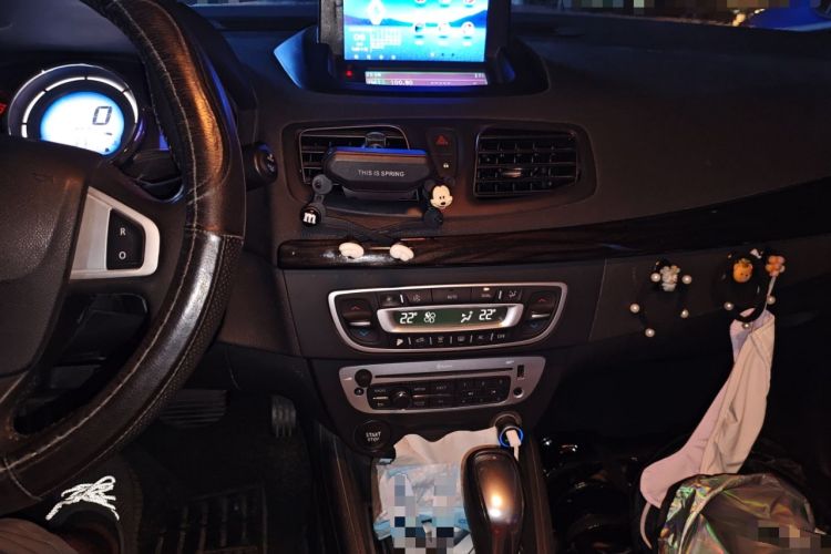 Used Renault Fluence 2013 2.0L Comfort Edition Audio And AC Panel