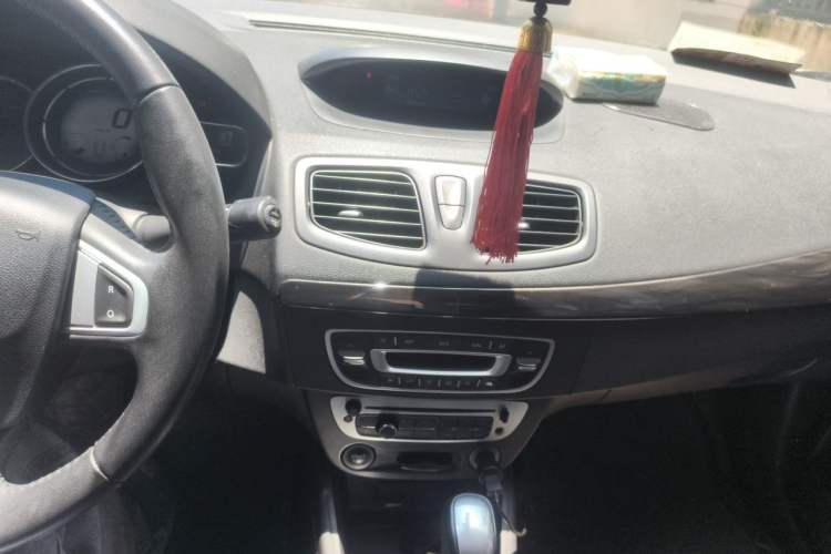 Used Renault Fluence 2013 2.0L Comfort Edition Audio And AC Panel