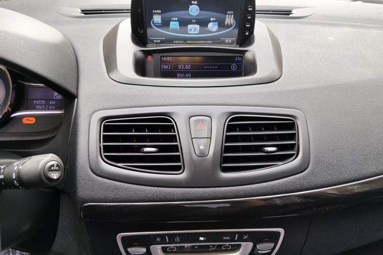 Used Renault Fluence 2013 2.0L Comfort Edition Audio And AC Panel