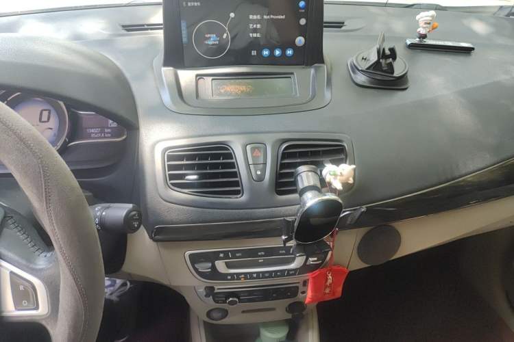 Used Renault Fluence 2013 2.0L Fashion Edition Audio And AC Panel