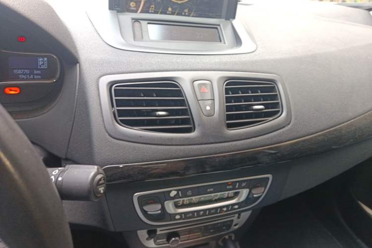 Used Renault Fluence 2013 2.0L Fashion Edition Audio And AC Panel