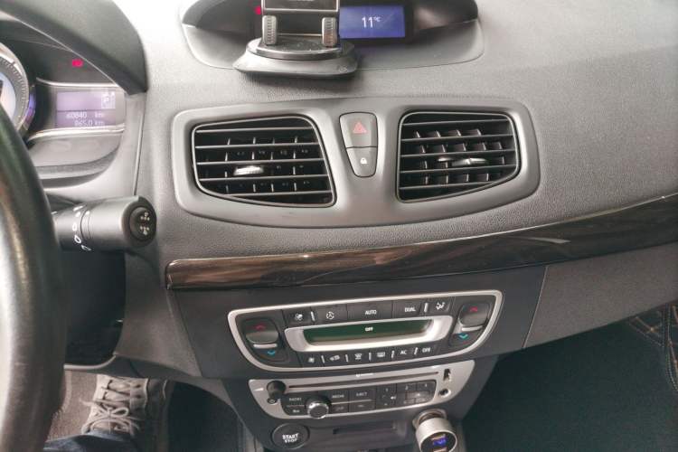 Used Renault Fluence 2013 2.0L Comfort Edition Audio And AC Panel