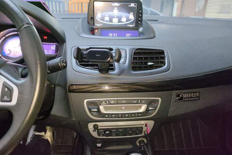 Used Renault Fluence 2013 2.0L Fashion Edition Audio And AC Panel