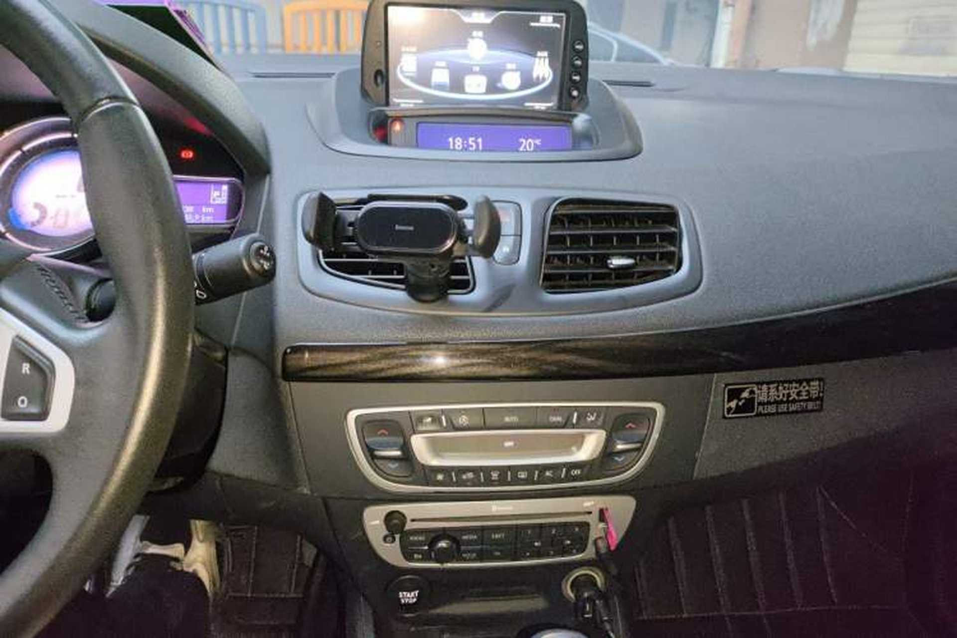 Used Renault Fluence 2013 2.0L Fashion Edition Audio And AC Panel