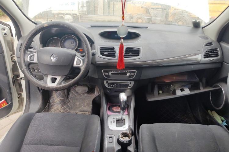 Used Renault Fluence 2013 2.0L Comfort Edition Center Console