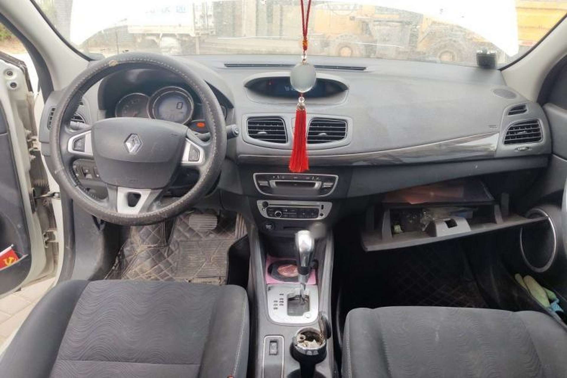 Used Renault Fluence 2013 2.0L Comfort Edition Center Console