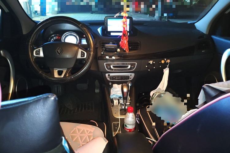 Used Renault Fluence 2013 2.0L Comfort Edition Center Console