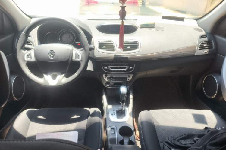 Used Renault Fluence 2013 2.0L Comfort Edition Center Console