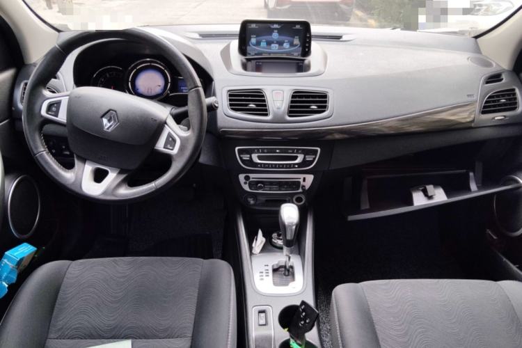 Used Renault Fluence 2013 2.0L Comfort Edition Center Console