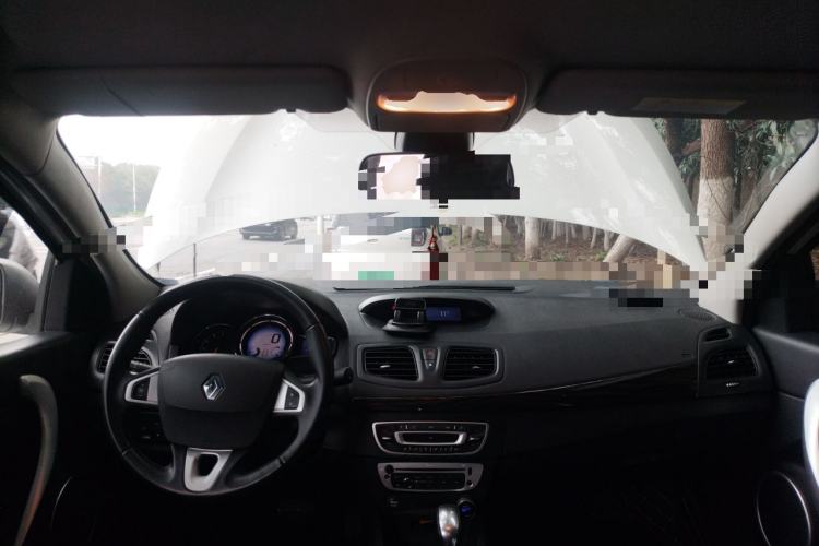 Used Renault Fluence 2013 2.0L Comfort Edition Center Console