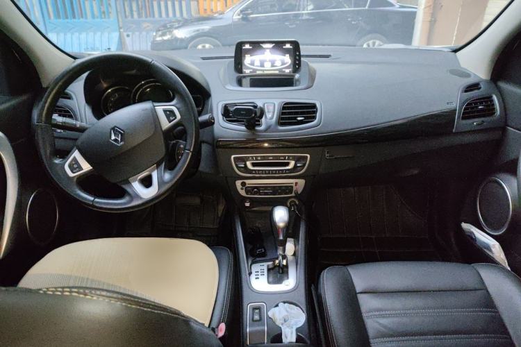 Used Renault Fluence 2013 2.0L Fashion Edition Center Console
