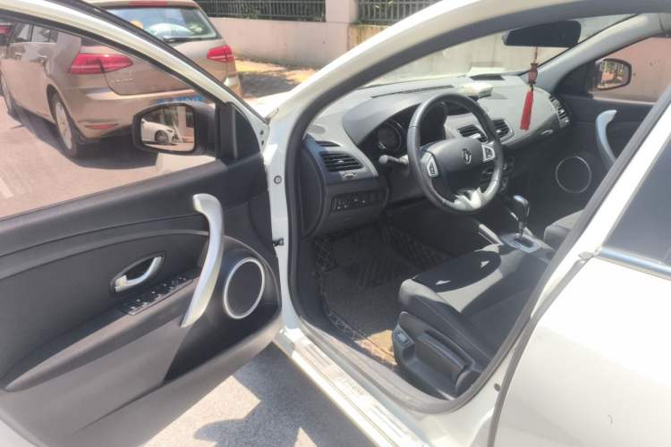Used Renault Fluence 2013 2.0L Comfort Edition Driver Seat