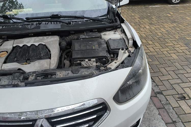 Used Renault Fluence 2013 2.0L Fashion Edition Engine Bay Left