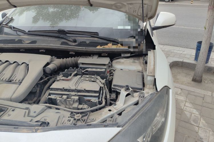 Used Renault Fluence 2013 2.0L Comfort Edition Engine Bay Left