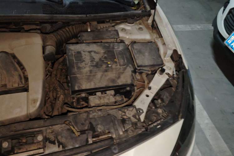 Used Renault Fluence 2013 2.0L Fashion Edition Engine Bay Left