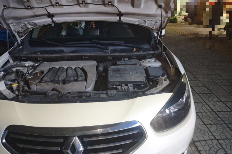 Used Renault Fluence 2013 2.0L Comfort Edition Engine Bay Left