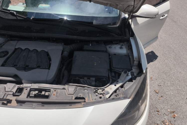 Used Renault Fluence 2013 2.0L Comfort Edition Engine Bay Left