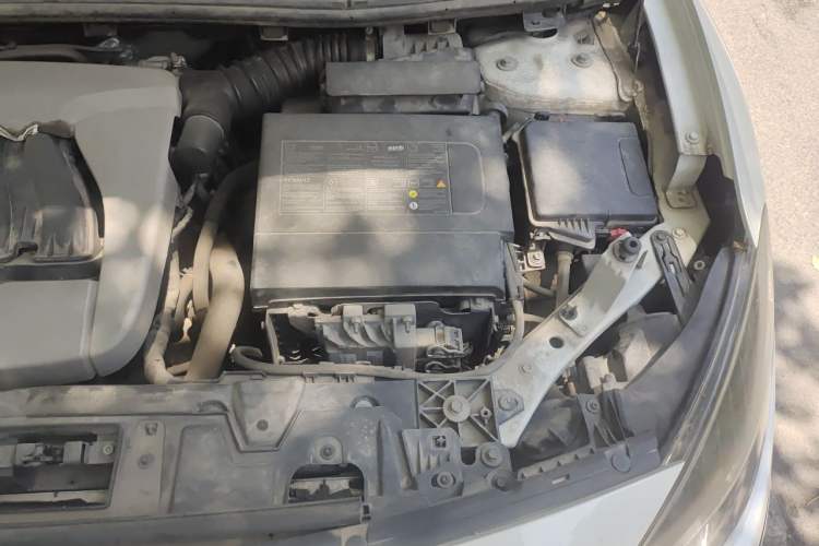 Used Renault Fluence 2013 2.0L Fashion Edition Engine Bay Left