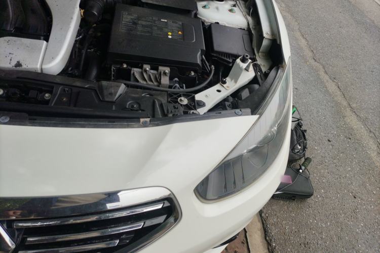 Used Renault Fluence 2013 2.0L Comfort Edition Engine Bay Left