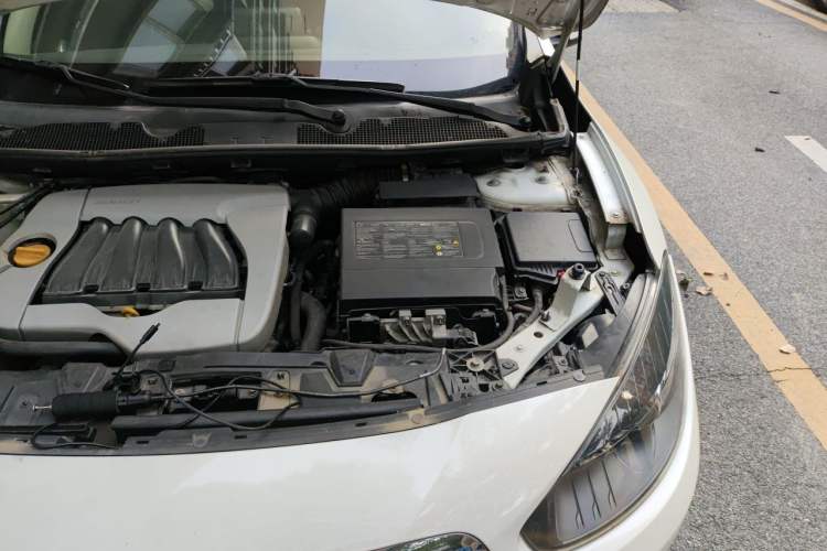 Used Renault Fluence 2013 2.0L Fashion Edition Engine Bay Left
