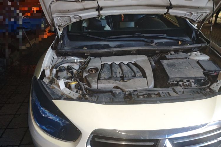 Used Renault Fluence 2013 2.0L Comfort Edition Engine Bay Right