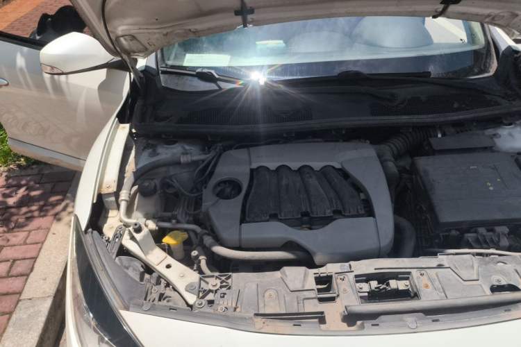 Used Renault Fluence 2013 2.0L Comfort Edition Engine Bay Right