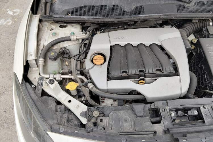 Used Renault Fluence 2013 2.0L Comfort Edition Engine Bay Right