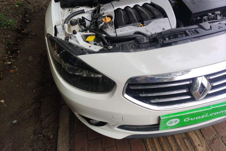 Used Renault Fluence 2013 2.0L Comfort Edition Engine Bay Right