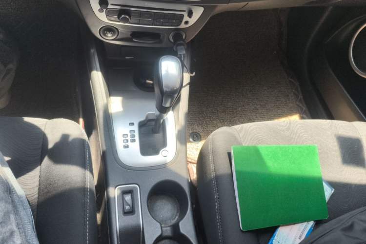 Used Renault Fluence 2013 2.0L Comfort Edition Gear Lever