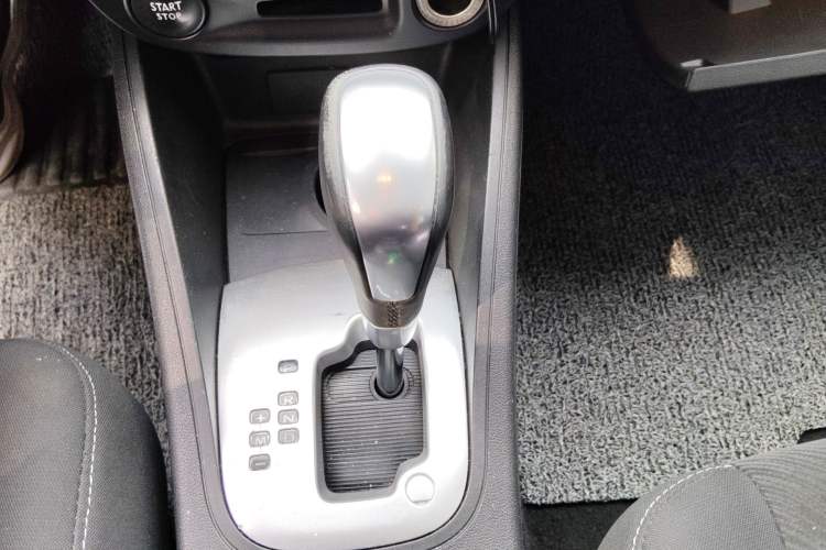 Used Renault Fluence 2013 2.0L Comfort Edition Gear Lever