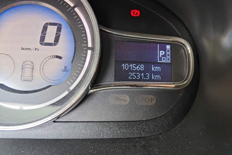 Used Renault Fluence 2013 2.0L Standard Edition Odometer Close Up