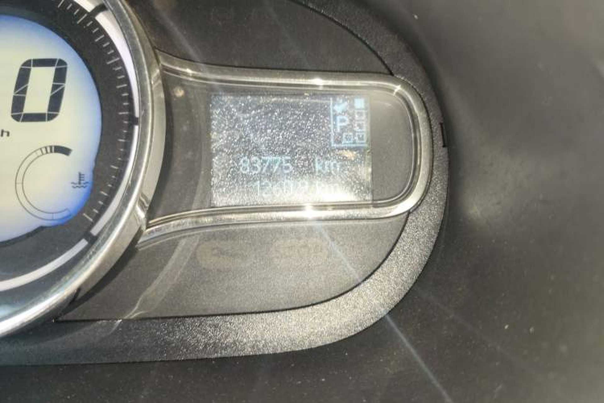 Used Renault Fluence 2013 2.0L Fashion Edition Odometer Close Up