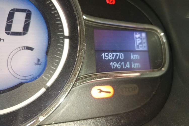 Used Renault Fluence 2013 2.0L Fashion Edition Odometer Close Up