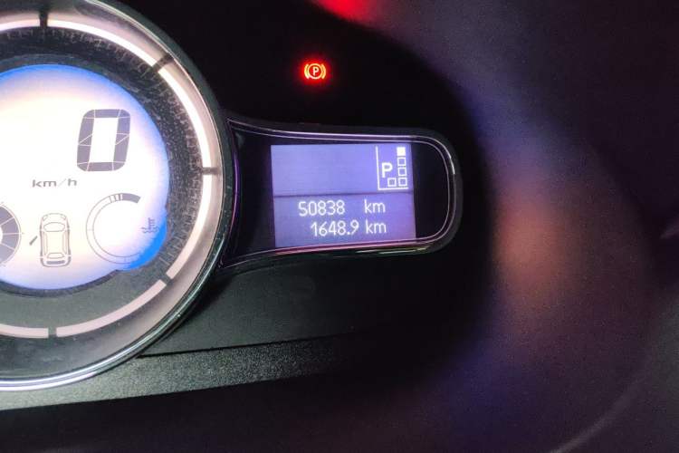 Used Renault Fluence 2013 2.0L Fashion Edition Odometer Close Up