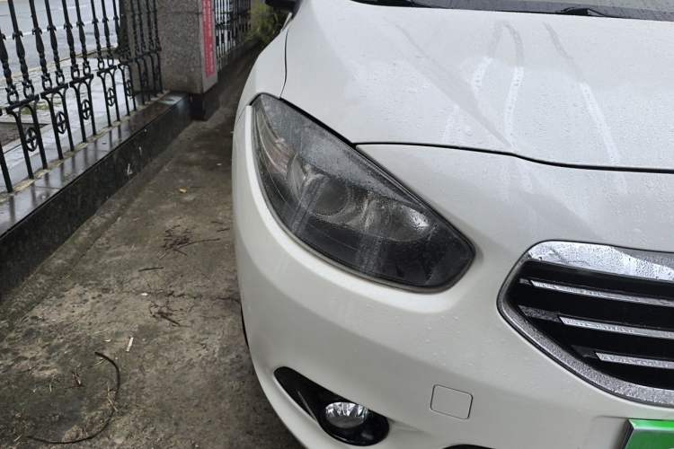 Used Renault Fluence 2013 2.0L Fashion Edition Right Front Headlight
