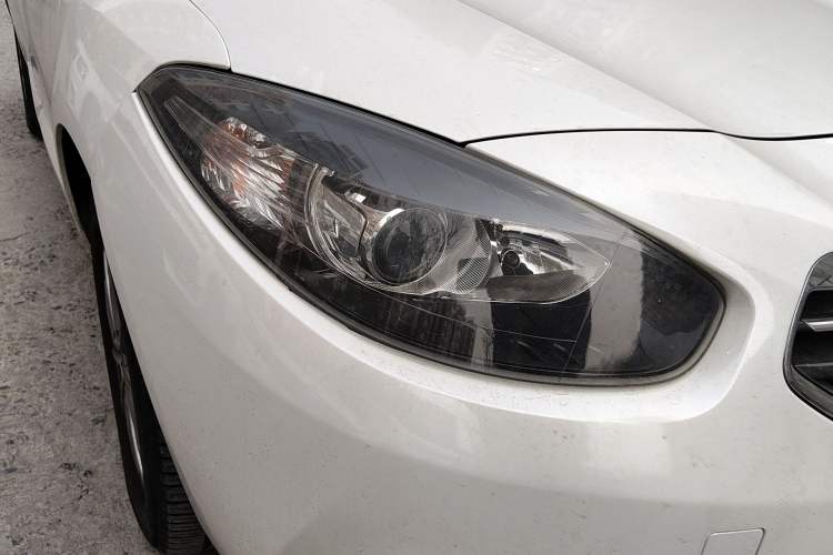 Used Renault Fluence 2013 2.0L Comfort Edition Right Front Headlight